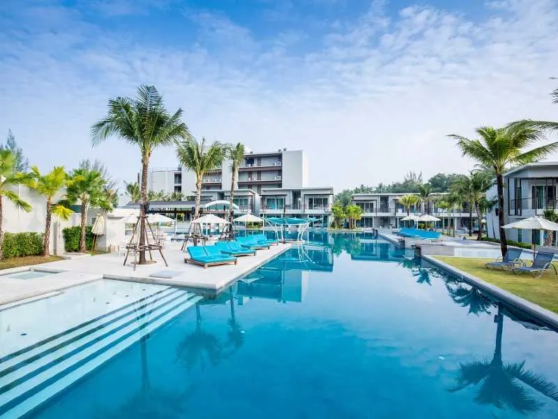 7 Reasons Swimming in Hotel Pools Are Better Than the Sea